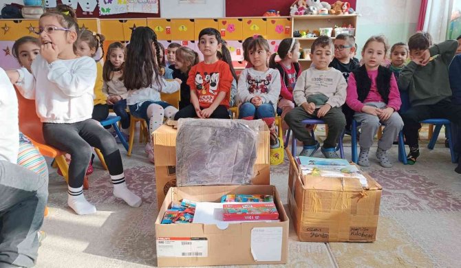 Anaokulu Öğrencilerinden Kızılay’a Kırtasiye Malzemesi Desteği
