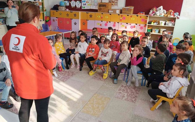 Anaokulu Öğrencilerinden Kızılay’a Kırtasiye Malzemesi Desteği