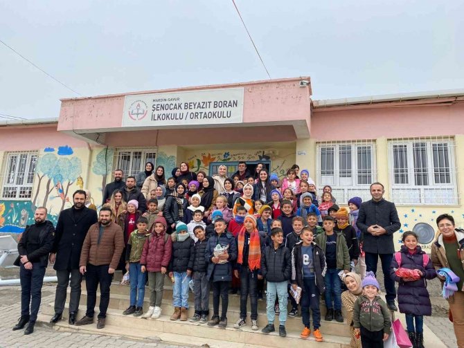 Üniversite Öğrencileri Ördükleri Atkıları Çocuklara Hediye Etti