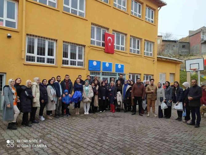 Üniversite Öğrencileri Ördükleri Atkıları Çocuklara Hediye Etti