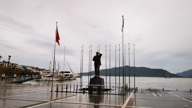 Marmaris’te Denizin Rengi Kahverengiye Döndü