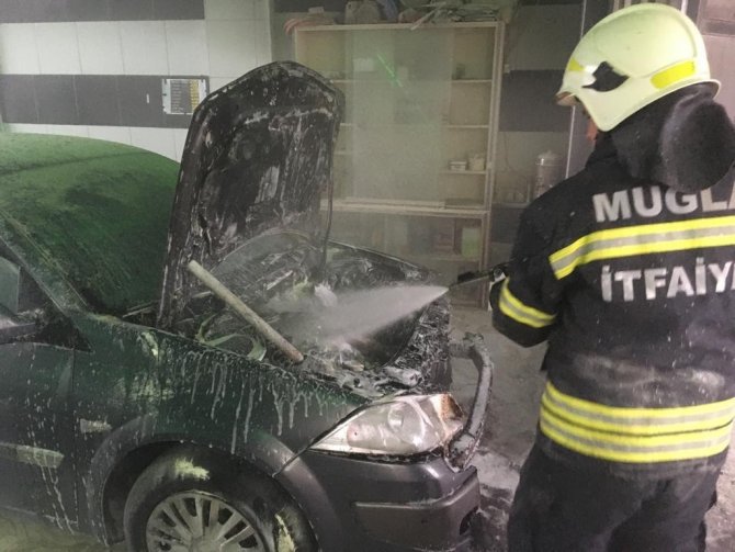 Muğla’da Araçta Çıkan Yangın Korkuttu