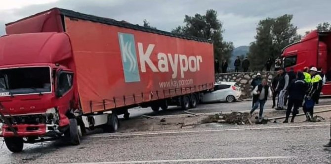 Tır İle Otomobil Çarpıştı: 2 Yaralı