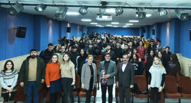 Genç İletişimciler Usta Gazeteciyi Ağırladı