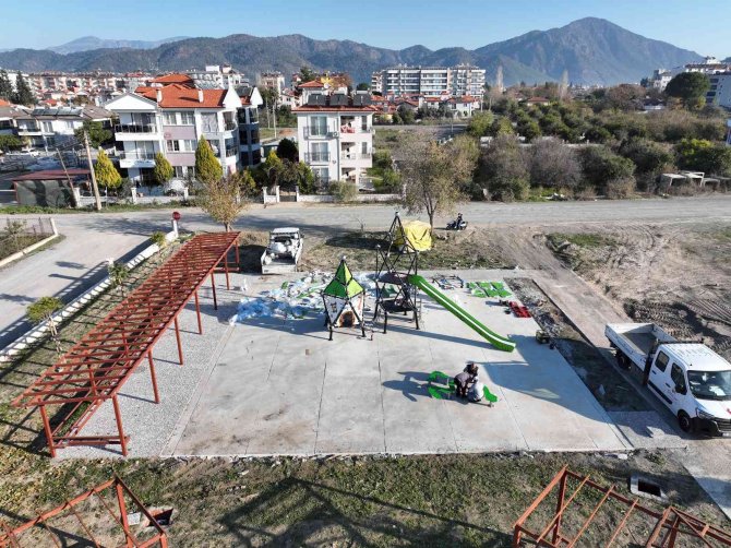 Ortaca’daki Üç Parkta Çocuk Oyun Grubu Montajları Tamamlandı