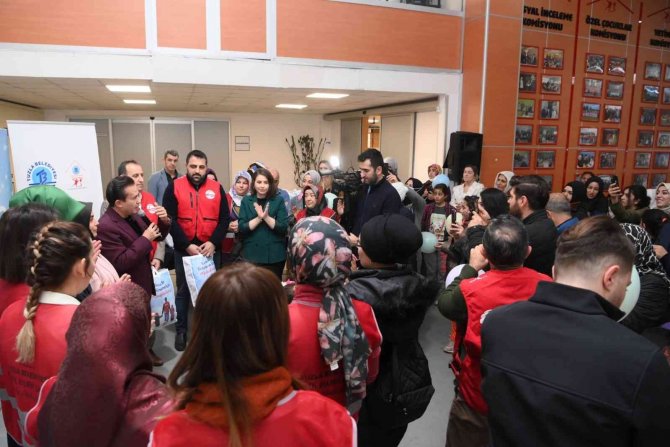 Gönül Elleri Çarşısı’ndan İhtiyaç Sahibi Çocuklara Kışlık Kıyafet Yardımı