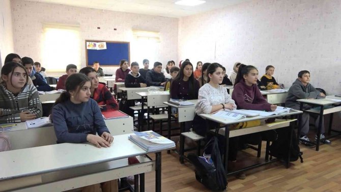 Türkiye’de Eğitim Gören Ahıska Türkü Öğrencinin Büyüyünce Yapmak İstediği Meslek Duygulandırdı