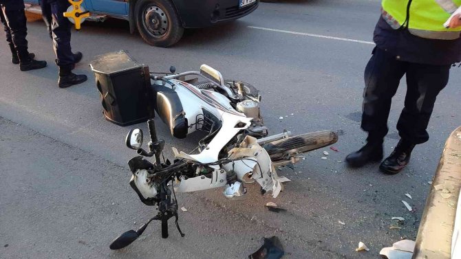 Hafif Ticari Araç İle Çarpışan Motosikletli Kurye Yaralandı