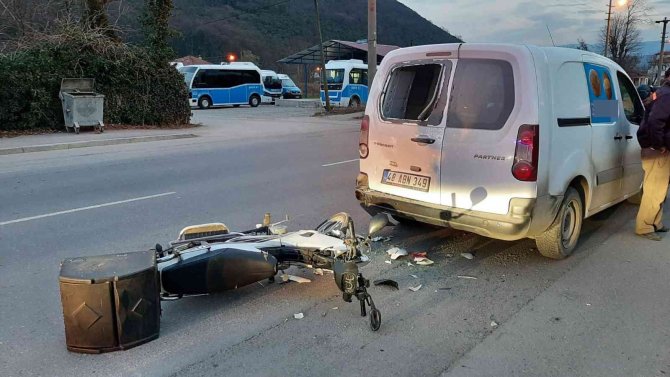 Hafif Ticari Araç İle Çarpışan Motosikletli Kurye Yaralandı