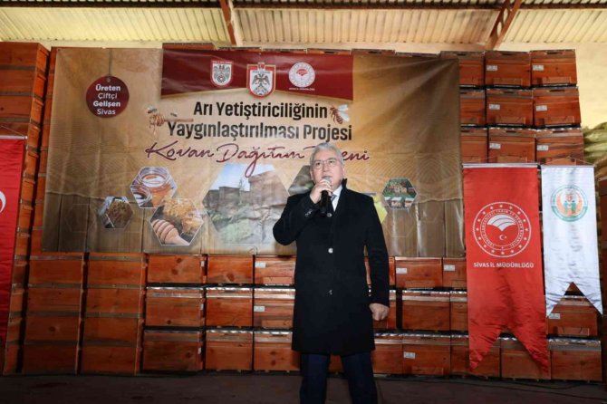 74 Üreticiye 10’ar Adet Kovan Dağıtıldı