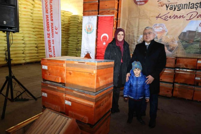 74 Üreticiye 10’ar Adet Kovan Dağıtıldı