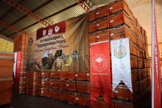 74 Üreticiye 10’ar Adet Kovan Dağıtıldı