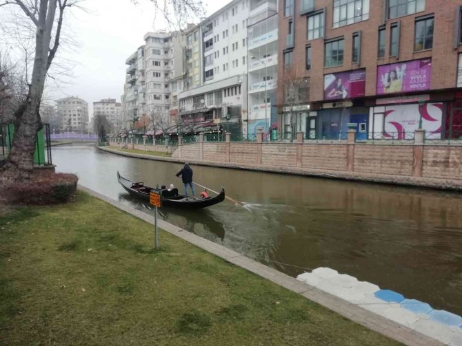 Soğuk Havada Bile Gondola Biniyorlar
