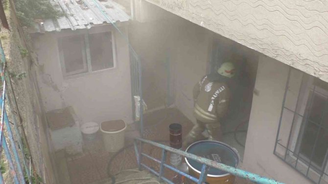 Sultangazi’de Korkutan Yangın: Yaşlı Kadın Dumandan Etkilendi
