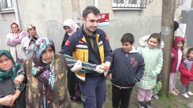 Sultangazi’de Korkutan Yangın: Yaşlı Kadın Dumandan Etkilendi