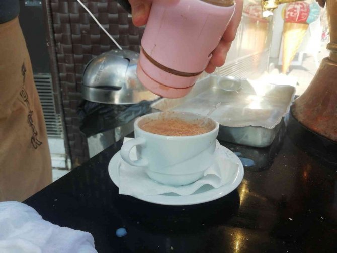 Soğuk Havalarda Sıcacık Salep İçleri Isıtıyor