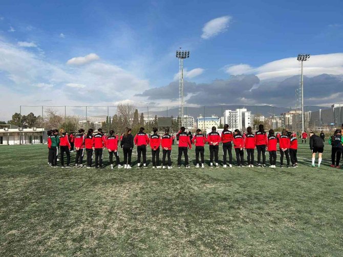 Zafer Sporlu 25 Kadın Futbolcu Milli Takım Seçmelerine Katıldı
