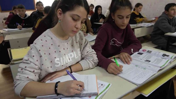 Türkiye’de Eğitim Gören Ahıska Türkü Öğrencinin Büyüyünce Yapmak İstediği Meslek Duygulandırdı