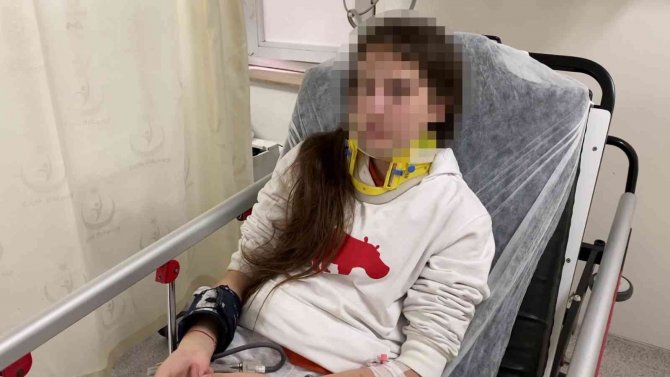 Ümraniye’de Ortaokul Öğrencisi Kız, Okuldaki Öğrenciler Tarafından Darbedildi