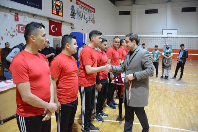 Turnuvada Birinci Olan Takımdan Anlamlı Bağış