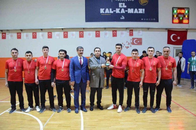 Turnuvada Birinci Olan Takımdan Anlamlı Bağış