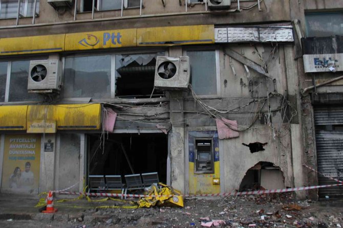 İ̇zmir’de Eski Emniyet Binasının Çökme Anı Kamerada: Bir Araç Böyle Kaçtı