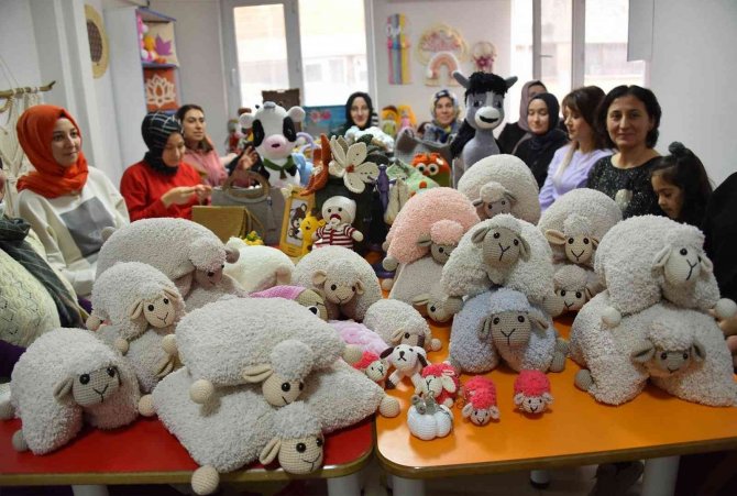 El Sanatları Kursları Kadınlardan Büyük İlgi Görüyor