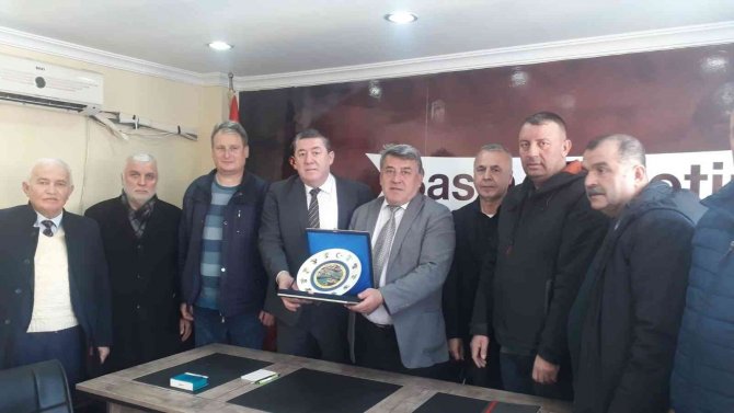 Tekin’den Gazetecilere Plaket