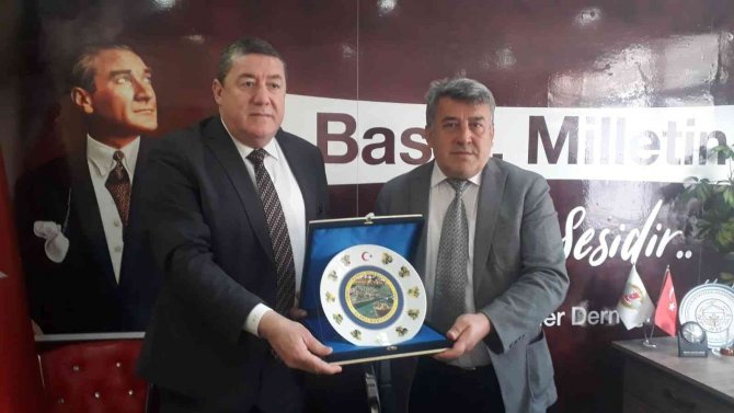 Tekin’den Gazetecilere Plaket