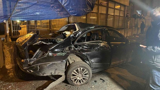 Trenin Çarptığı Otomobil Hurdaya Döndü, Anne İle Oğlu Kazadan Burnu Bile Kanamadan Kurtuldu
