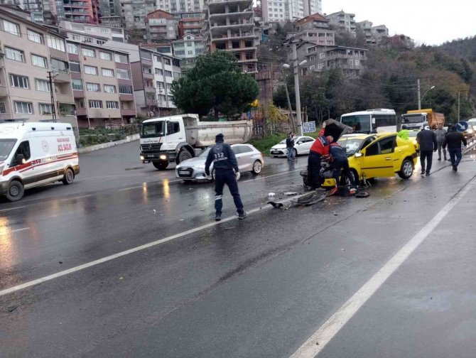 Ticari Taksi Kamyonetle Çarpıştı: 2 Yaralı