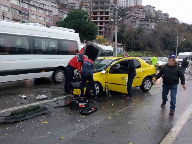 Ticari Taksi Kamyonetle Çarpıştı: 2 Yaralı