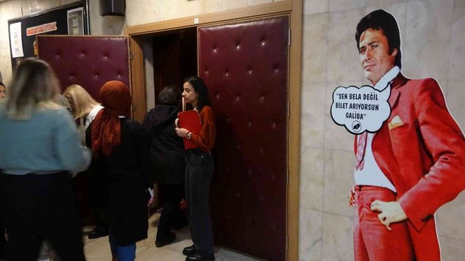 Tiyatroya Gelenleri Yeşilçam’ın Yıldızları Karşıladı