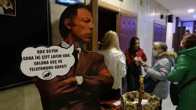 Tiyatroya Gelenleri Yeşilçam’ın Yıldızları Karşıladı