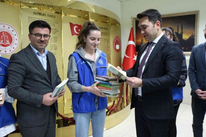 Gençlerden Cezaevlerine Kitap Bağışı