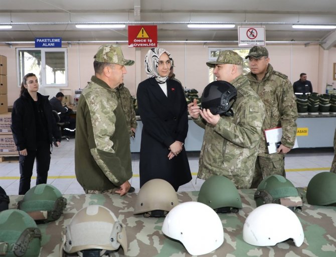 Vali’den Askeri Malzeme Üreten Fabrikada Çalışan Kadınlara Övgü Dolu Sözler: