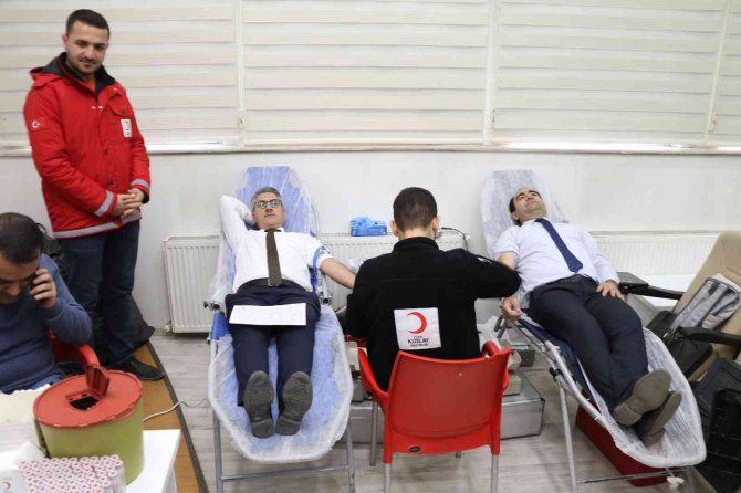 Ağrı Tarım Ve Orman Müdürü Engin Kızılay’a Kan Bağışında Bulundu