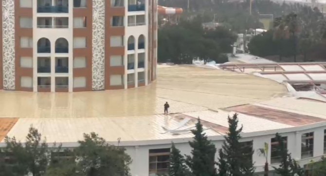 Antalya’da Hortum 5 Yıldızlı Otelin Çatı Kaplamasını Uçurdu
