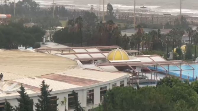 Antalya’da Hortum 5 Yıldızlı Otelin Çatı Kaplamasını Uçurdu