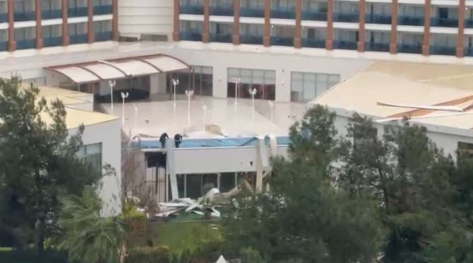 Antalya’da Hortum 5 Yıldızlı Otelin Çatı Kaplamasını Uçurdu