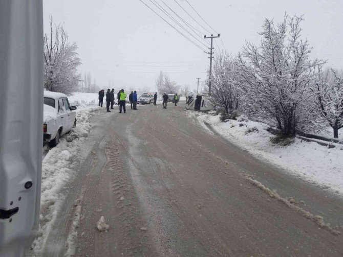 Antalya’da Minibüs Devrildi, 5 Öğretmen Ve 1 Öğrenci Yaralandı