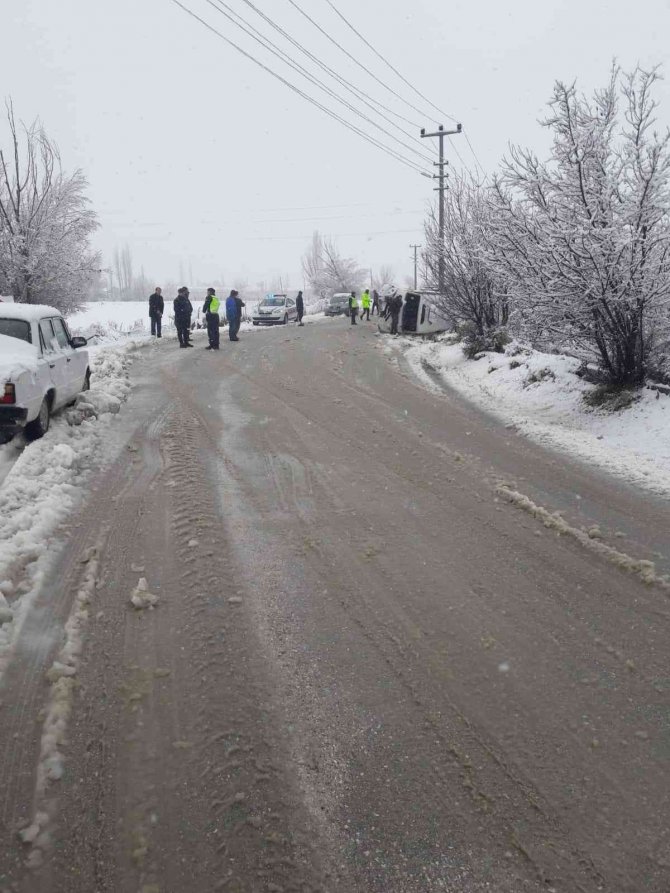 Antalya’da Minibüs Devrildi, 5 Öğretmen Ve 1 Öğrenci Yaralandı