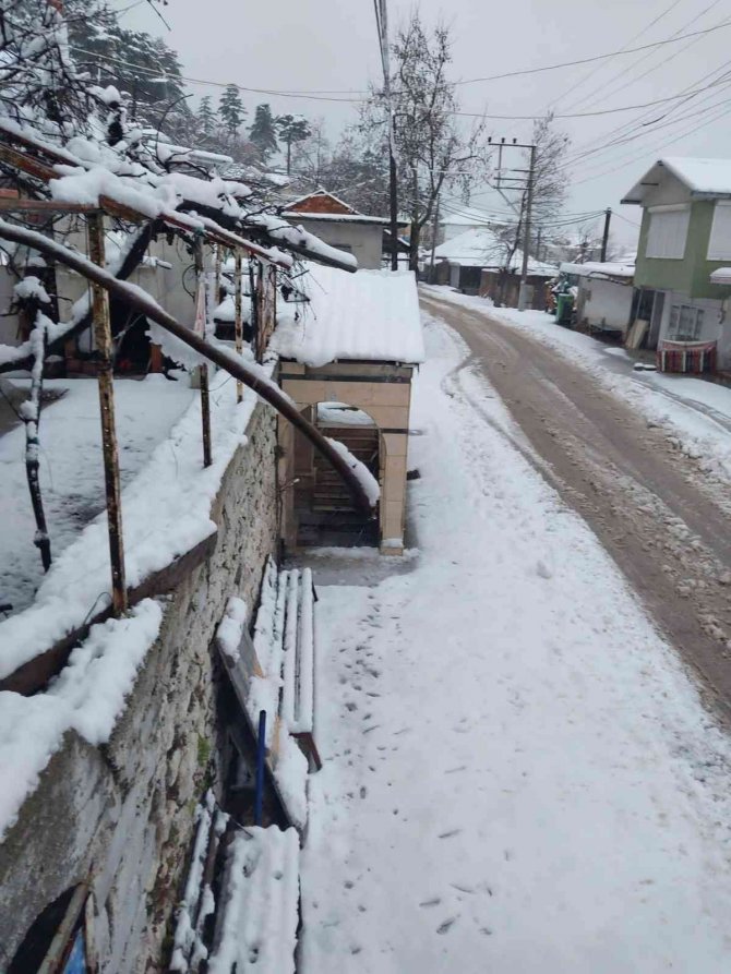 Torosların Eteğine Düşen Kar, Yayla Sakinlerini Sevindirdi