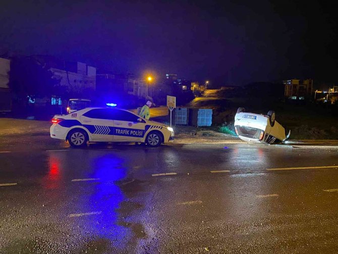 Gençlerin Otomobille Refüje Çarpıp Takla Attığı Anlar Kamerada