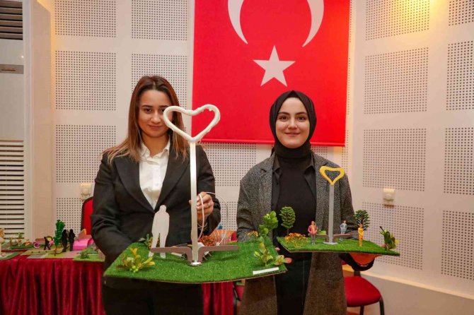 Gençlerin Tasarımlarını İnceledi