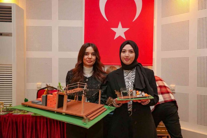 Gençlerin Tasarımlarını İnceledi