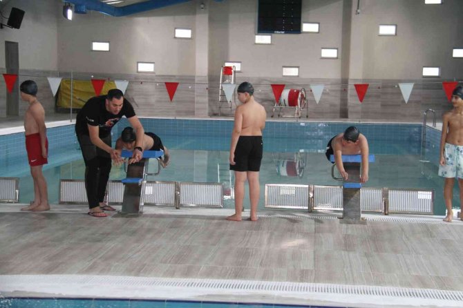 Beyşehir’e Kazandırılan Yarı Olimpik Yüzme Havuzu Hizmete Girdi