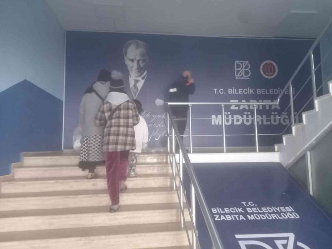 Bilecik’te Çocuklarıyla Dilenen Kadın Zabıta Ekiplerince Yakalandı