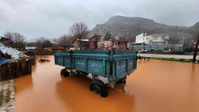 Burdur’da Sağanak Etkili Oldu, Evler Ve Araziler Sular Altında Kaldı