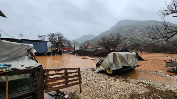 Burdur’da Sağanak Etkili Oldu, Evler Ve Araziler Sular Altında Kaldı